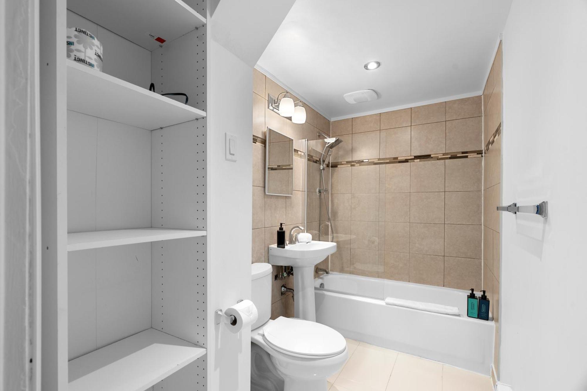 Hotel Laurence Montreal Bagian luar foto